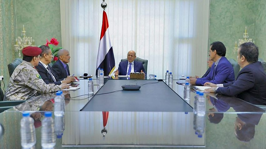 رئيس مجلس القيادة الرئاسي خلال الاجتماع