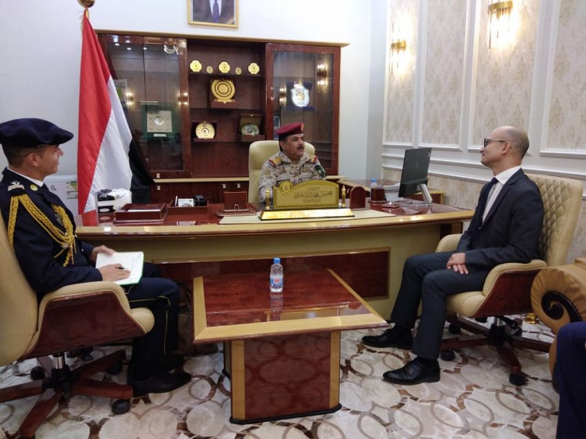 وزير الدفاع خلال اللقاء