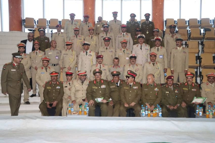 وزير الدفاع خلال لقائه الخريجين اليمنيين من كليات السودان العسكرية