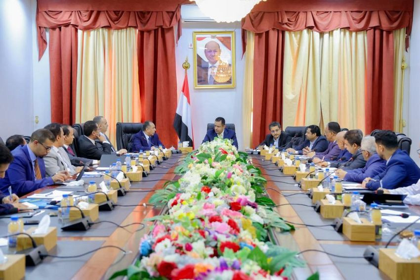 رئيس الوزراء خلال الاجتماع