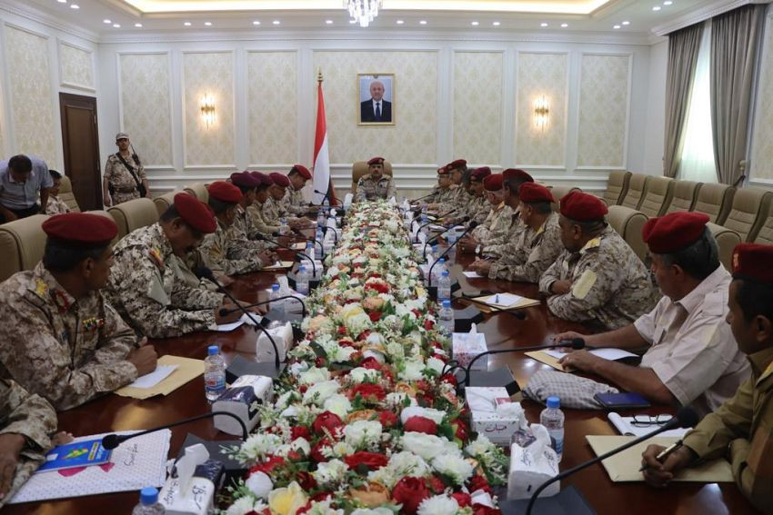 وزير الدفاع خلال الاجتماع