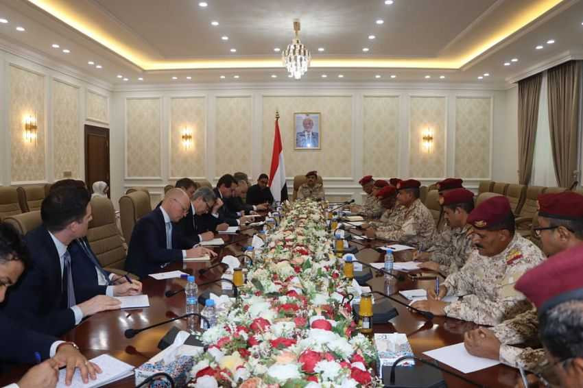 وزير الدفاع خلال اللقاء