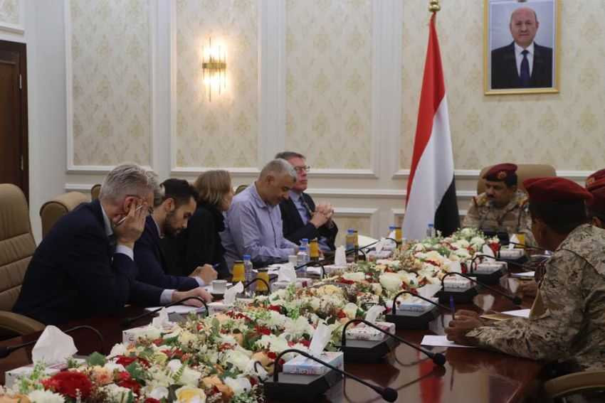 وزير الدفاع خلال اللقاء