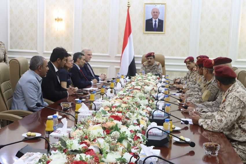 وزير الدفاع خلال اللقاء