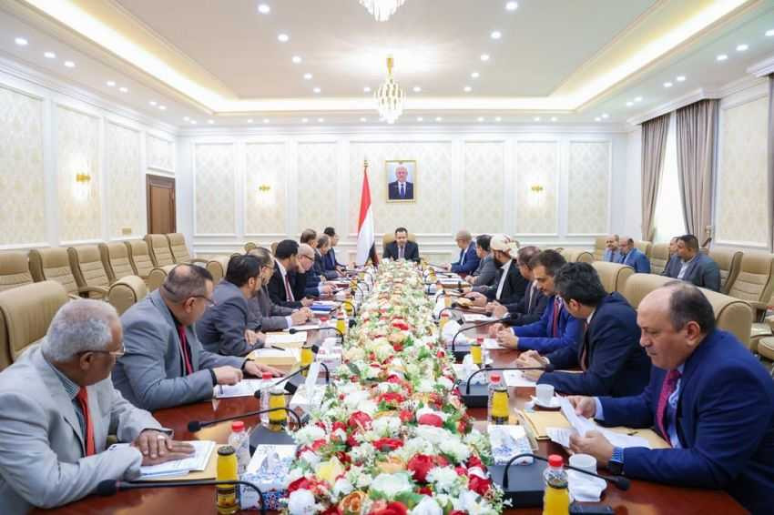 رئيس الوزراء خلال الاجتماع