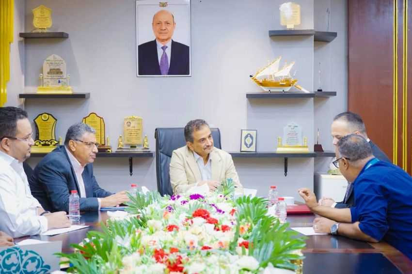 وزير الدولة أحمد الملس خلال اللقاء