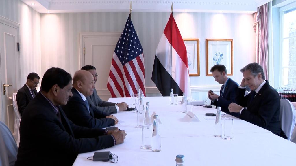 رئيس مجلس القيادة الرئاسي يبحث ووزير الخارجية الأميركي العلاقات الثنائية ومستجدات الوضع اليمني