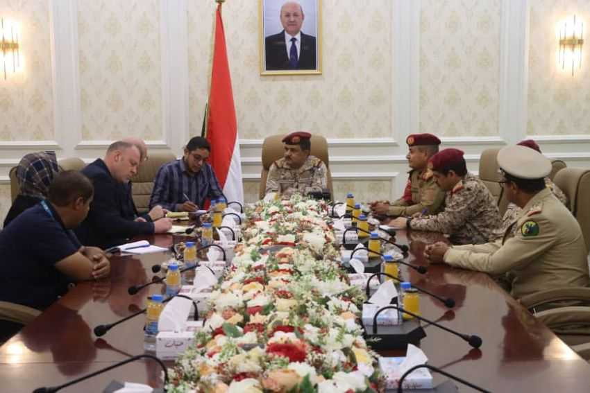 وزير الدفاع خلال اللقاء