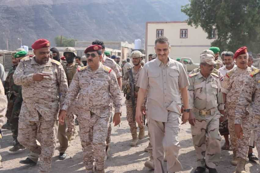 وزير الدفاع ومحافظ عدن خلال الزيارة التفقدية