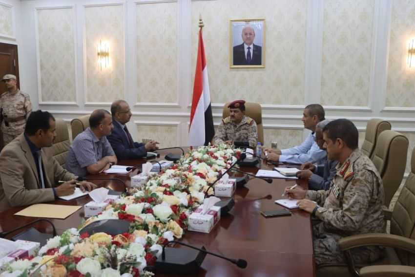 وزير الدفاع خلال الاجتماع