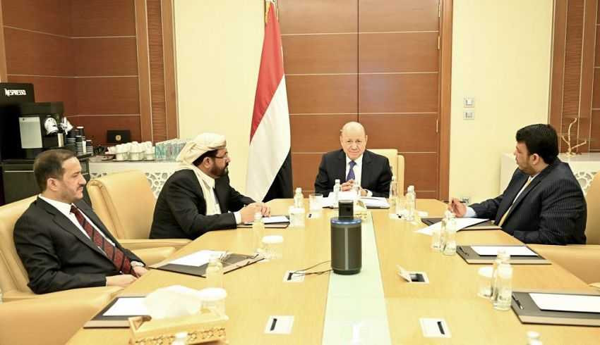 رئيس مجلس القيادة الرئاسي خلال الاجتماع