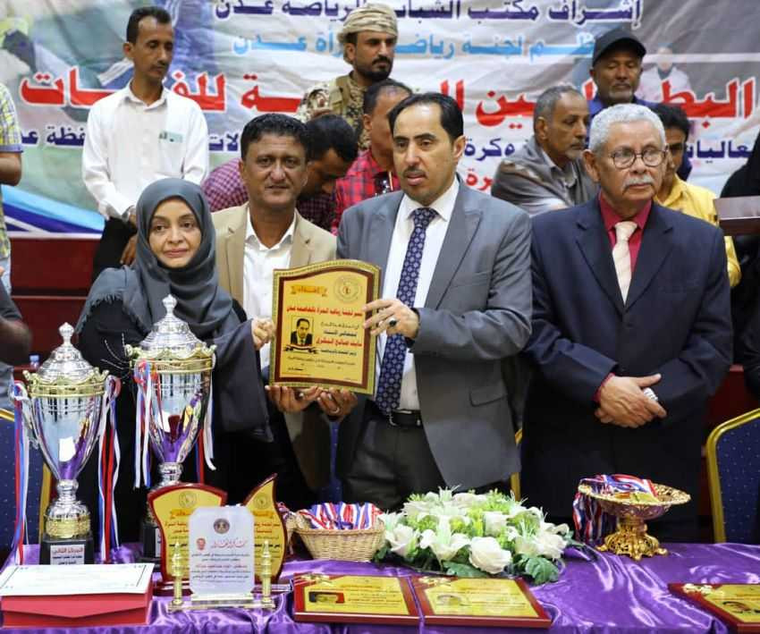 وزير الشباب والرياضة خلال التكريم