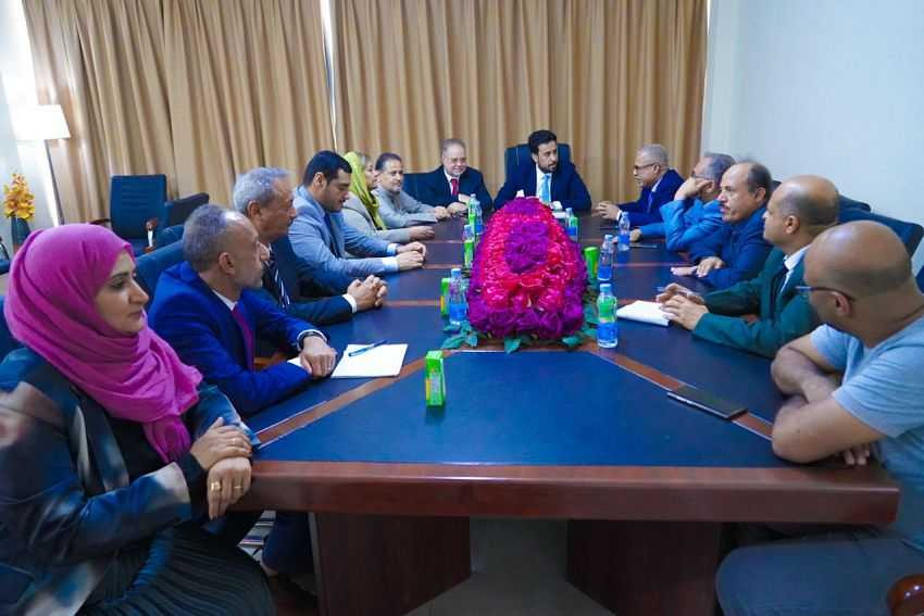 رئاسه هيئة التشاور والمصالحة خلال اللقاء