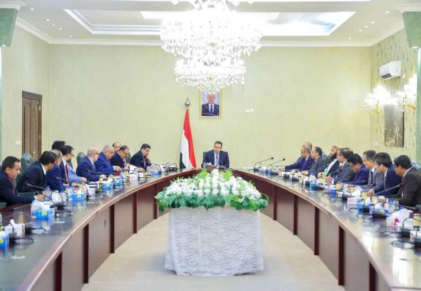رئيس الوزراء خلال الاجتماع