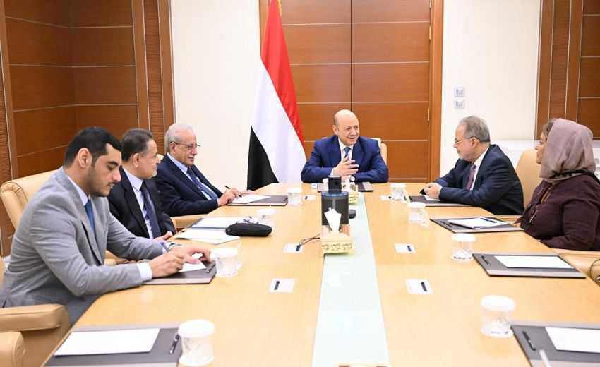 رئيس مجلس القيادة الرئاسي خلال الاجتماع