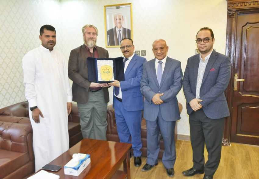 وزير النقل خلال التكريم