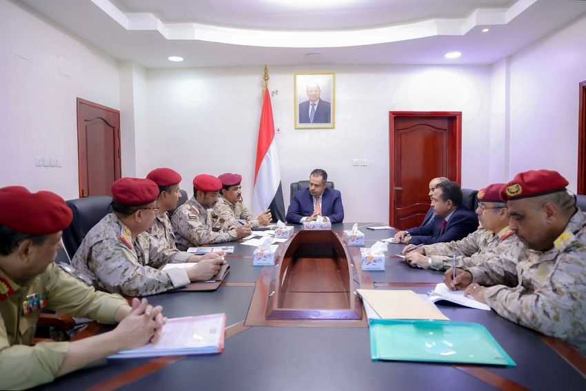 رئيس الوزراء خلال الاجتماع
