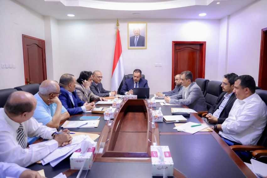 رئيس الوزراء خلال الاجتماع