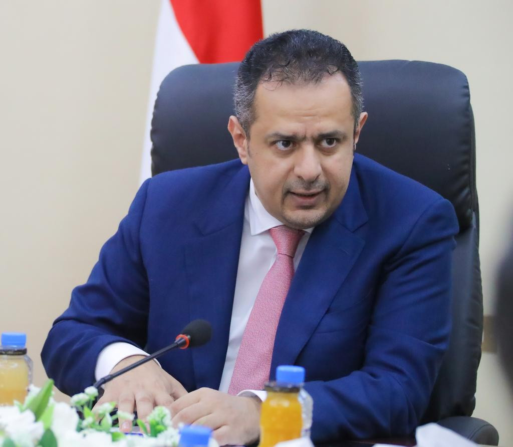 رئيس الوزراء يتابع إجراءات التحقيق في مقتل مدير مكتب الصحة بمديرية بيحان