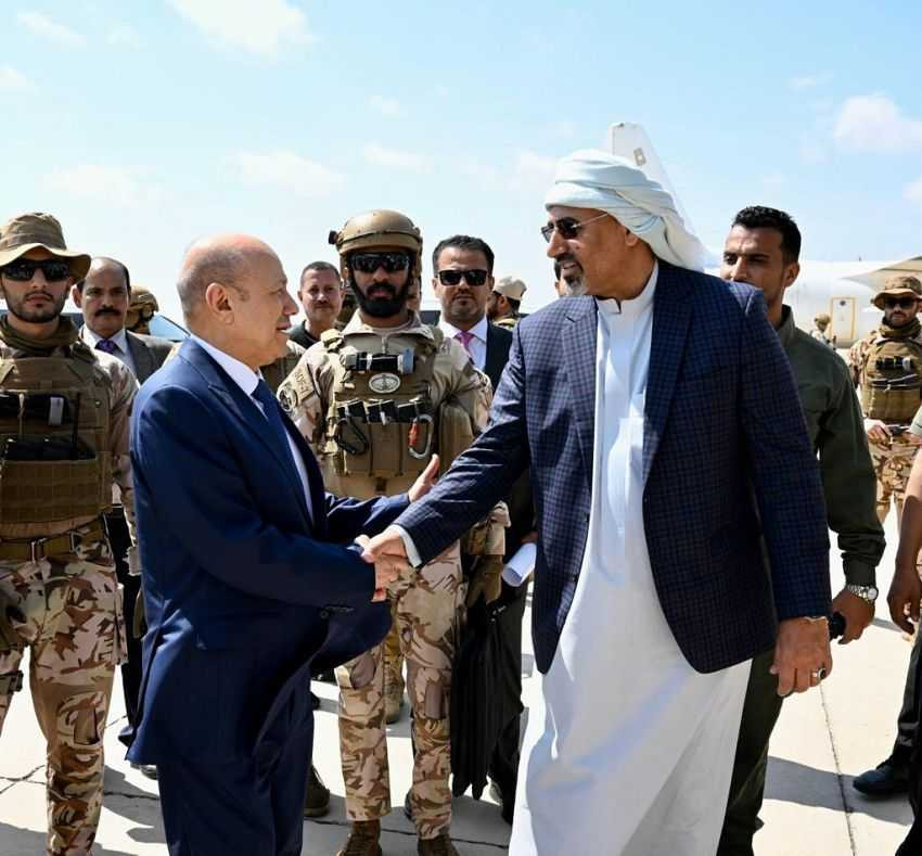 رئيس مجلس القيادة الرئاسي خلال مغادرته عدن