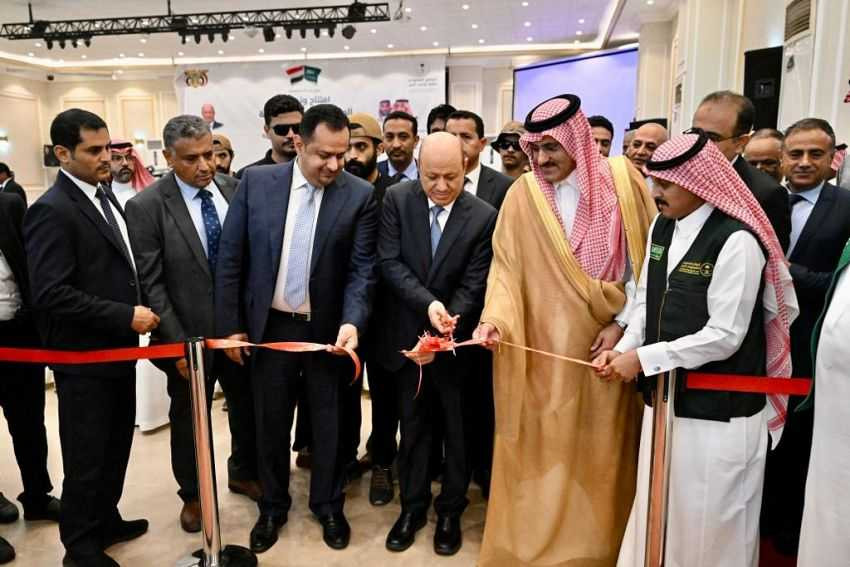 رئيس مجلس القيادة الرئاسي ومعه رئيس الوزراء خلال الافتتاح