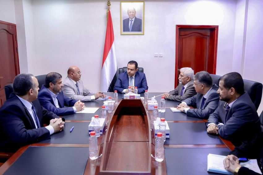 رئيس الوزراء خلال الاجتماع
