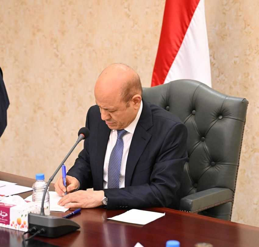 رئيس مجلس القيادة الرئاسي خلال التوقيع
