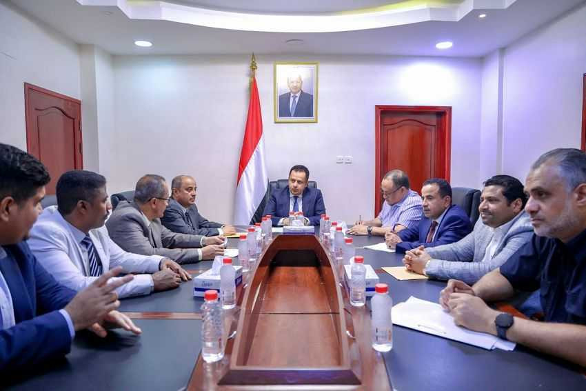 رئيس الوزراء خلال الاجتماع