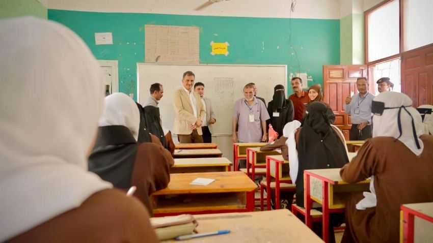 وزير الدولة أحمد الملس خلال الاطلاع