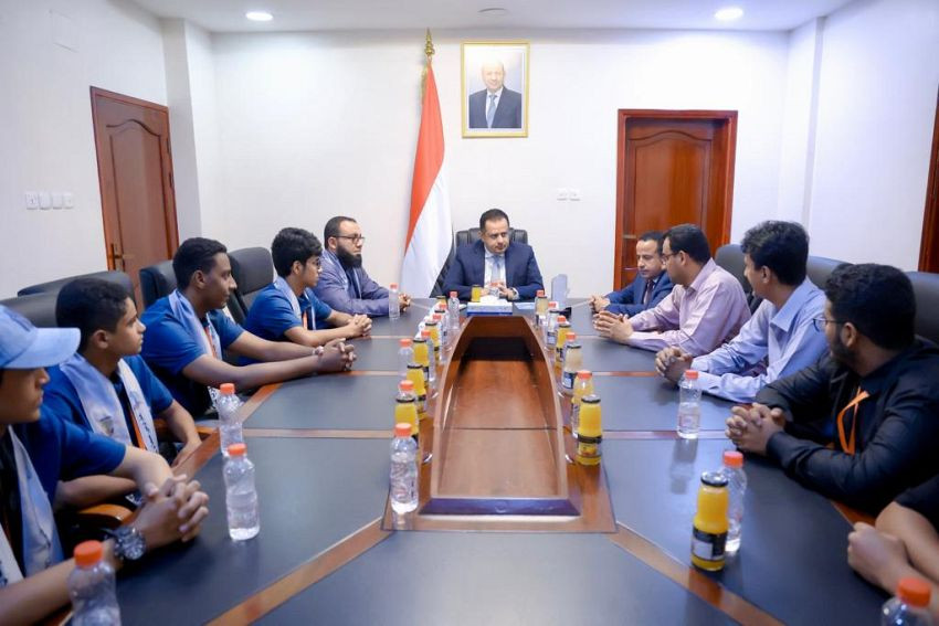 جانب من استقبال رئيس الوزراء لبعثة اليمن الحائزة على المركز الأول في البطولة العربية للروبوت والذكاء الاصطناعي