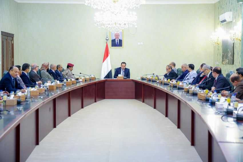 رئيس الوزراء خلال الاجتماع