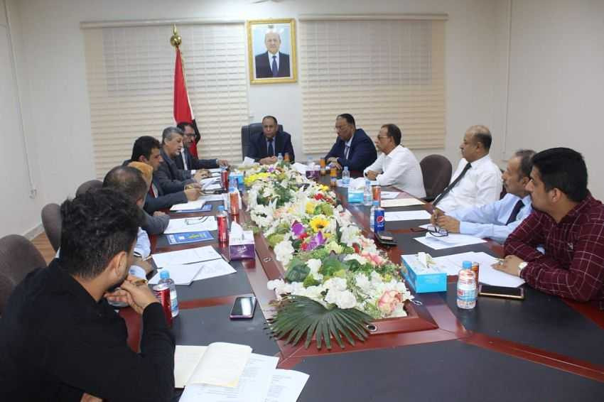 وزير الصناعة والتجارة خلال الاجتماع