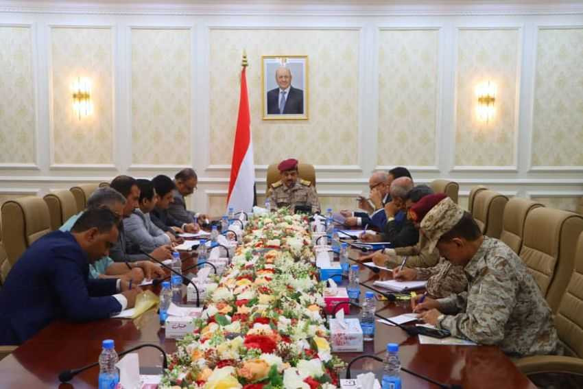 وزير الدفاع خلال الاجتماع