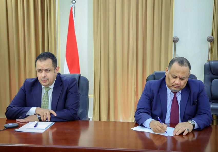 رئيس الوزراء خلال الاجتماع