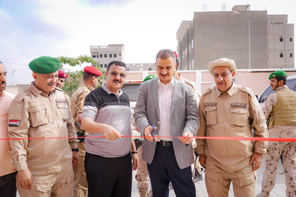وزير الدولة محافظ عدن يفتتح مشروعين ويسلم آليات لصندوق النظافة