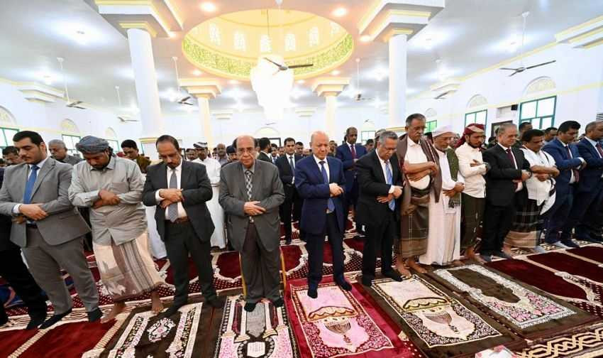 رئيس مجلس القيادة الرئاسي خلال تأدية صلاة العيد