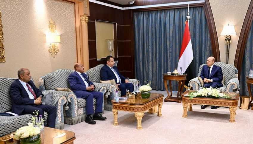 رئيس مجلس القيادة الرئاسي خلال اجتماعه برئيس الوزراء