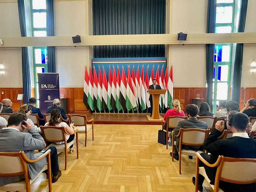 وزير الخارجية خلال المحاضرة
