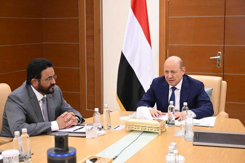 رئيس مجلس القيادة الرئاسي خلال الاجتماع