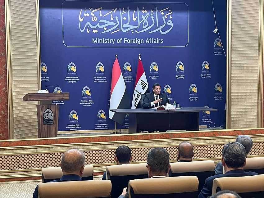 وزير الخارجية خلال المحاضرة