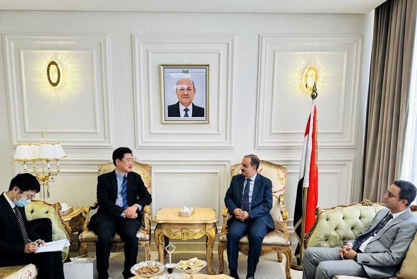 جانب من لقاء الإرياني  مع السفير الصيني
