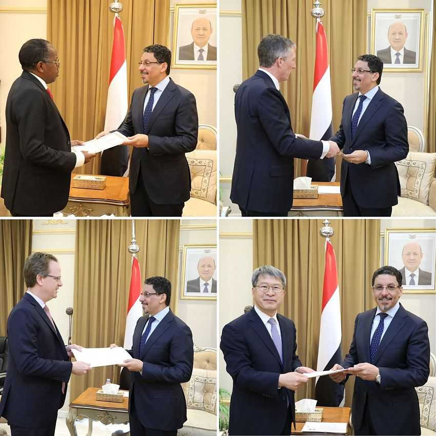وزير الخارجية خلال التسليم