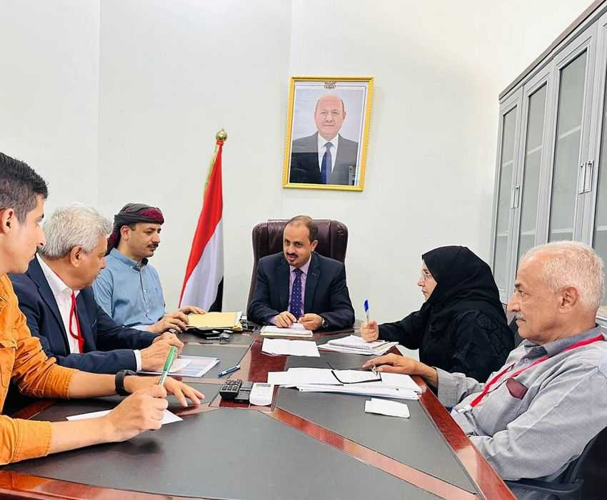 وزير الإعلام خلال الاجتماع
