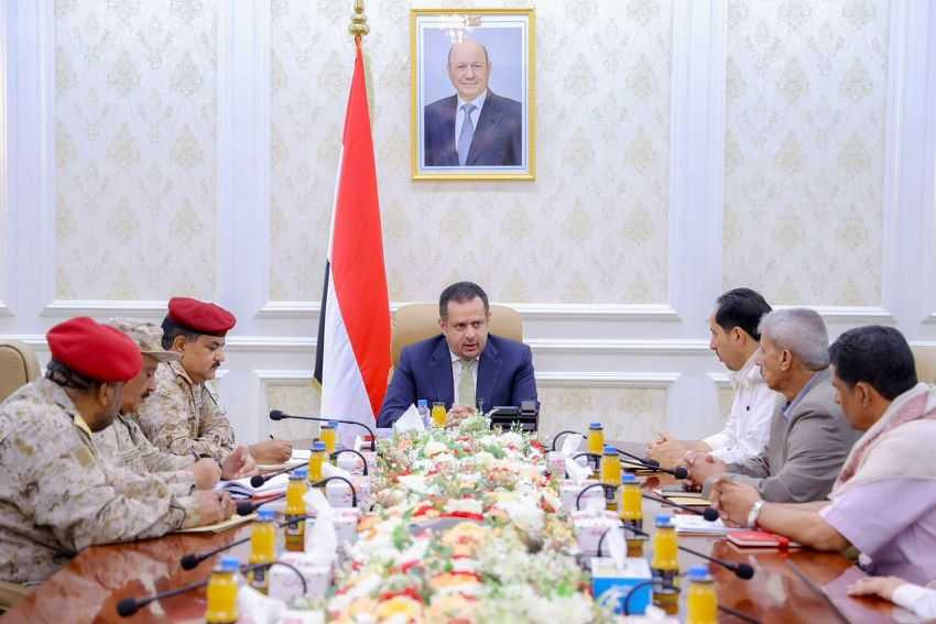 رئيس الوزراء خلال الاجتماع