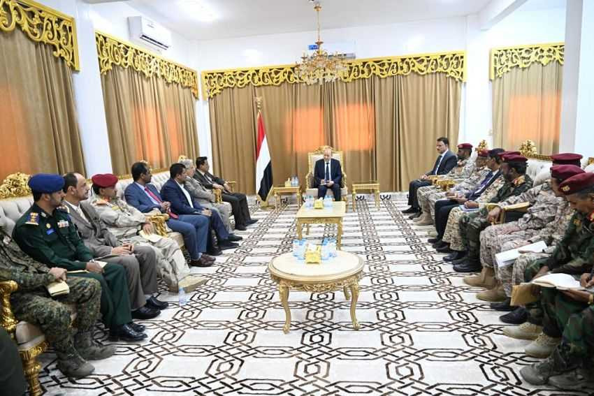 رئيس مجلس القيادة الرئاسي خلال الاجتماع