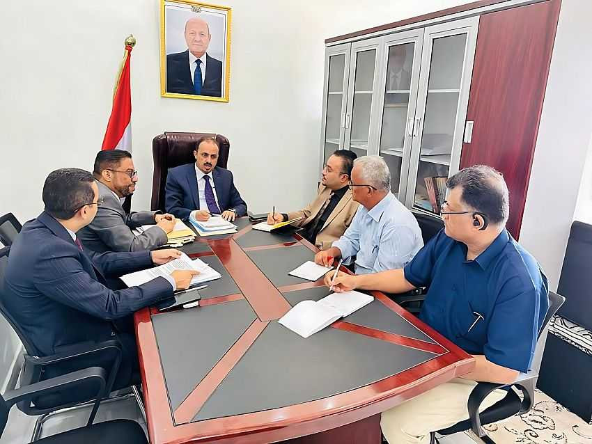 وزير الإعلام خلال الاجتماع