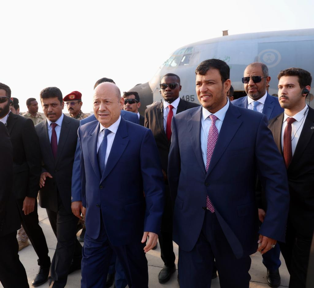 رئيس مجلس القيادة الرئاسي وعضو المجلس عبدالله العليمي يعودان إلى العاصمة المؤقتة عدن