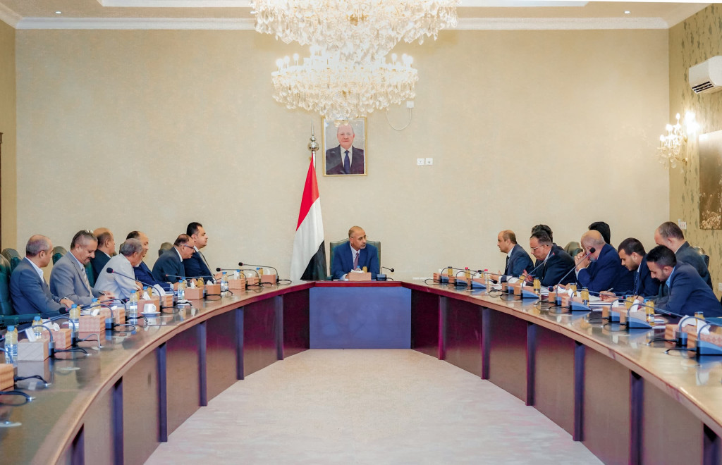 اللواء الزبيدي يرأس اجتماعاً للجنة العليا للإيرادات السيادية والمحلية