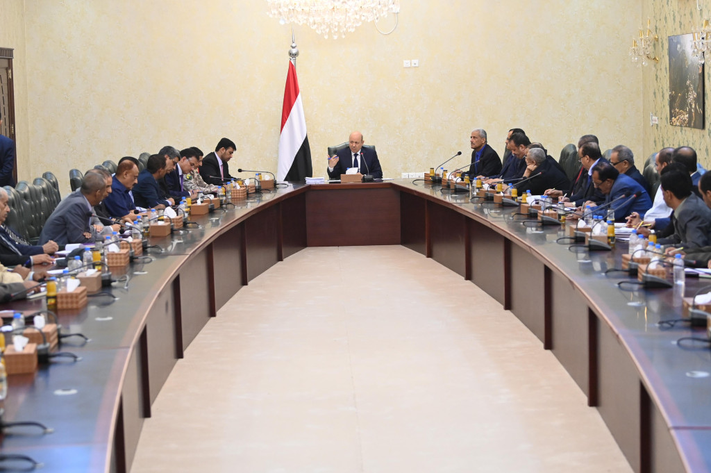 رئيس مجلس القيادة الرئاسي يجتمع باللجنة الأمنية والعسكرية