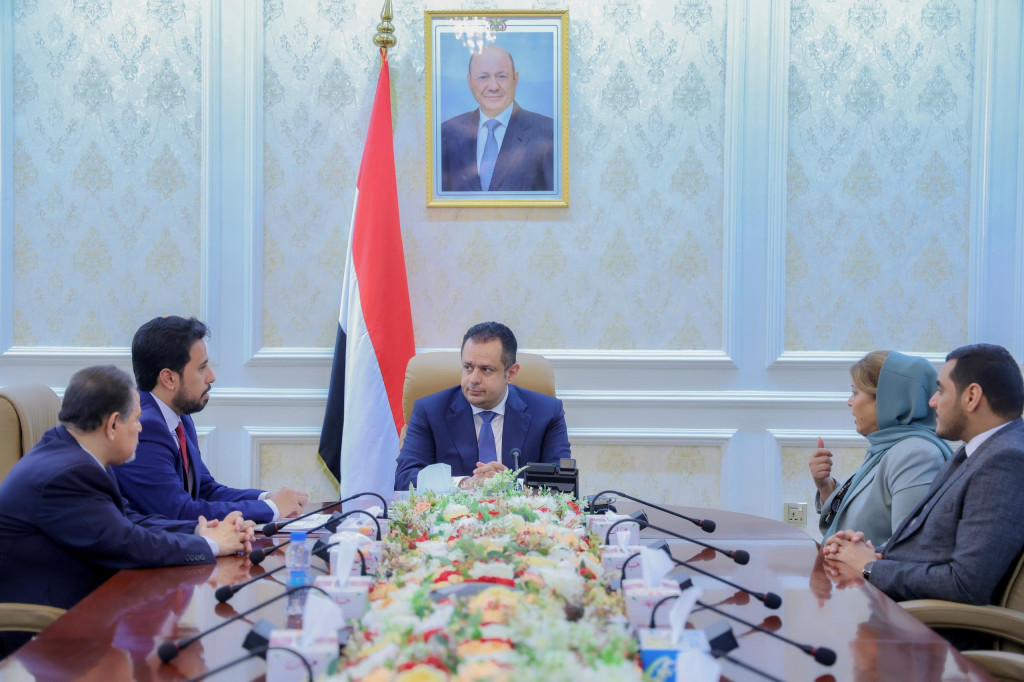 رئيس الوزراء يعقد اجتماعاً في عدن مع رئاسة هيئة التشاور والمصالحة